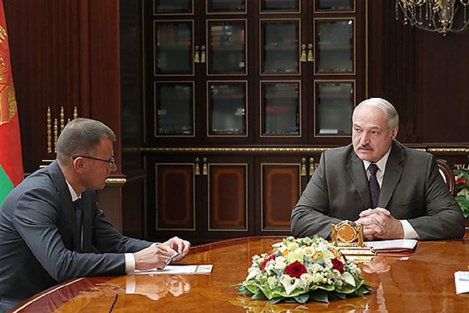 Лукашенко требует от своей Администрации присутствия в интернете и на полях