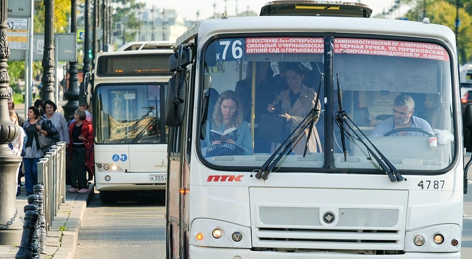Умерла пожилая женщина, выпавшая на ходу из маршрутки в Петербурге