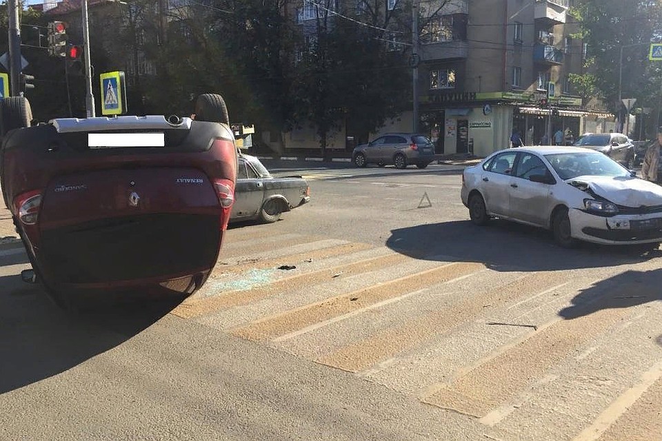 Французская иномарка перевернулась на "зебре"