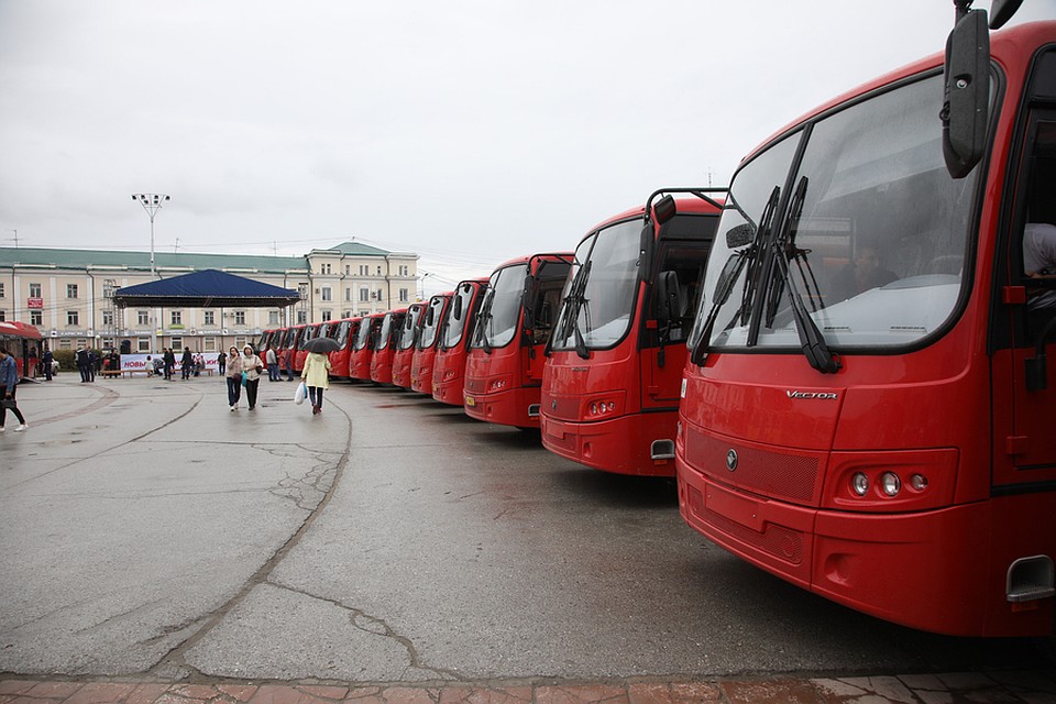 Новые маршрутные автобусы оборудованы багажником для школьных ранцев.