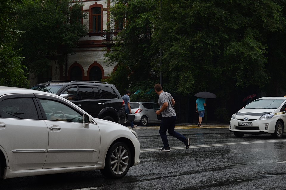 Парню разбили машину на парковке во Владивостоке