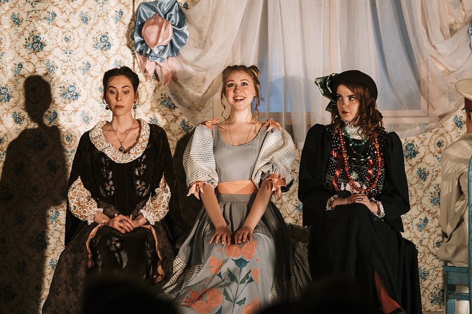 Фото: Игорь ЕФИМЕНКО. vk.com/ahtheatre. Молодые актёры показали 12 спектаклей в социальных учреждениях.