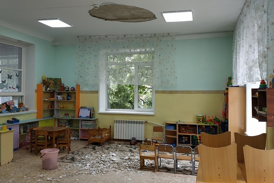 Специалисты считают, что часть потолка обвалилась из-за «ухудшения качества сцепления штукатурки с несущей плитой». Фото: министерство образования и науки Амурской области
