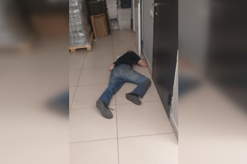 Воришка уснул в ожидании полицейских. Фото: Агенство безопасности ГВАРДИЯ