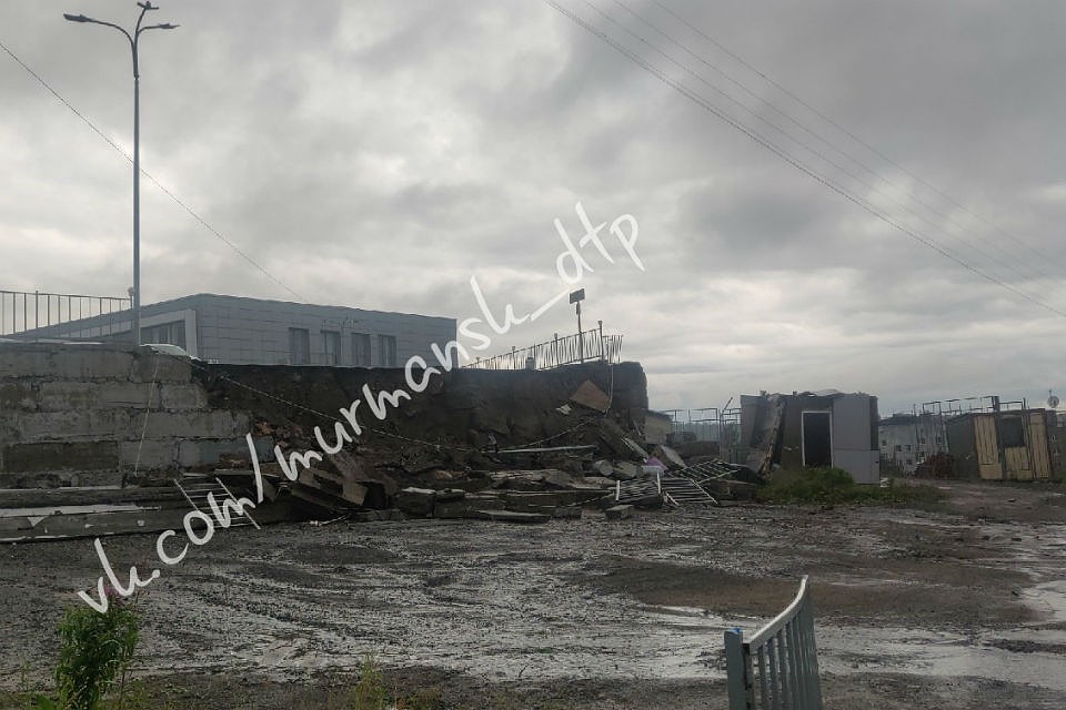 Грунт под будкой размыло, и она рухнула с высоты. Фото: vk.com/murmansk_dtp