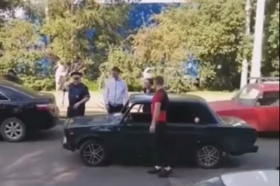 Иркутянин снял лобовое стекло с машины, чтобы не платить штраф за тонировку. Фото: скриншот видео "ДТП 38RUS Иркутск".