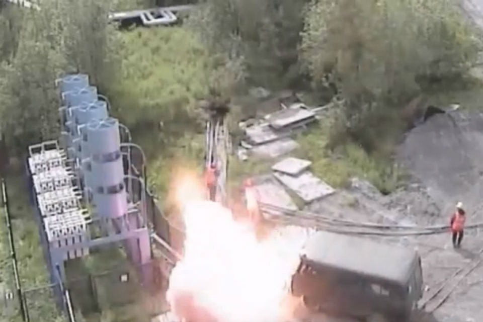 Рабочего ударило электрической дугой. Фото: скриншот видео