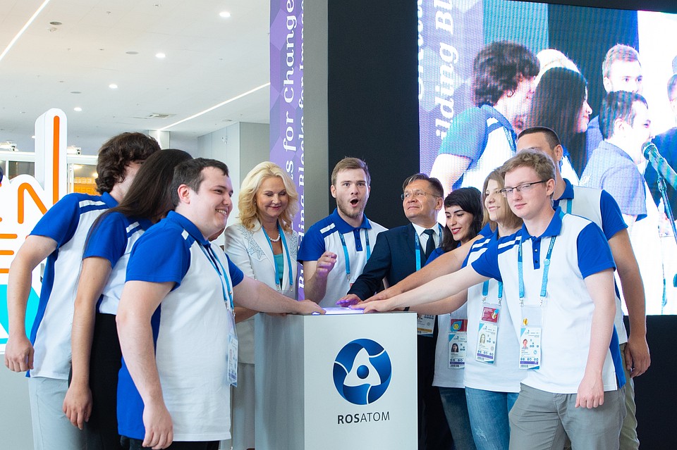 Татьяна Голикова и Алексей Лихачев (в центре) ценят энергию WorldSkills. И атомную, и человеческую. Автор фото: Анжела ЛЕКОМЦЕВА