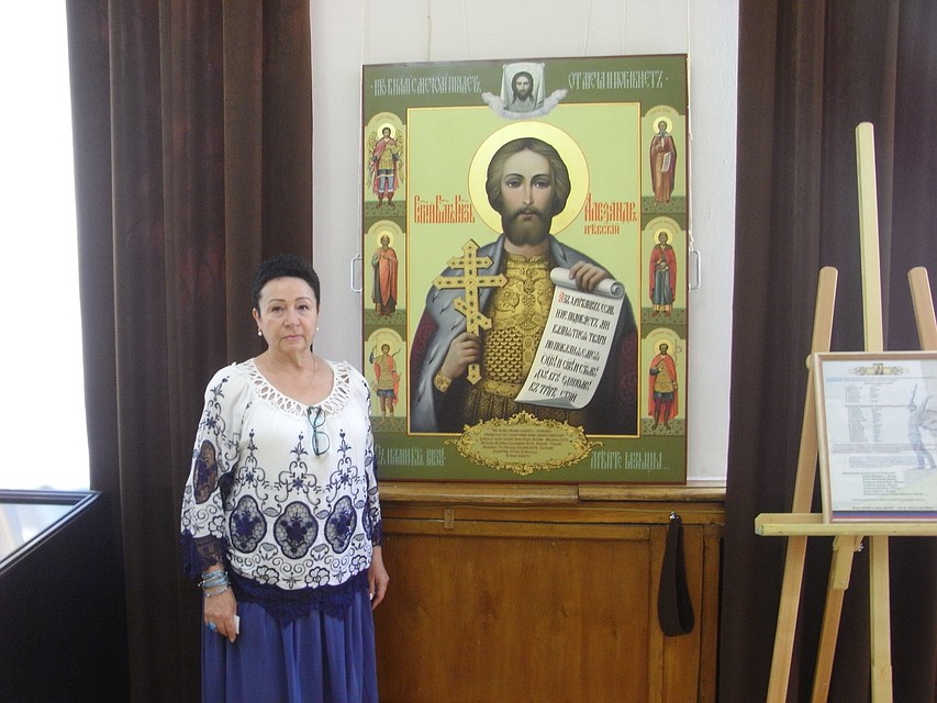 Елена Романенко показала икону, которая была передана в храм на территории института неотложной и восстановительной хирургии
