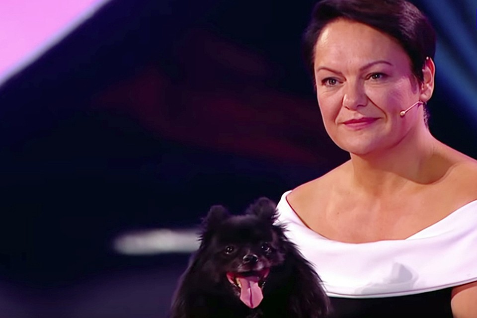 Британка Кристина Леннон носит шпица по кличке Принцесса по разным телепроектам давно