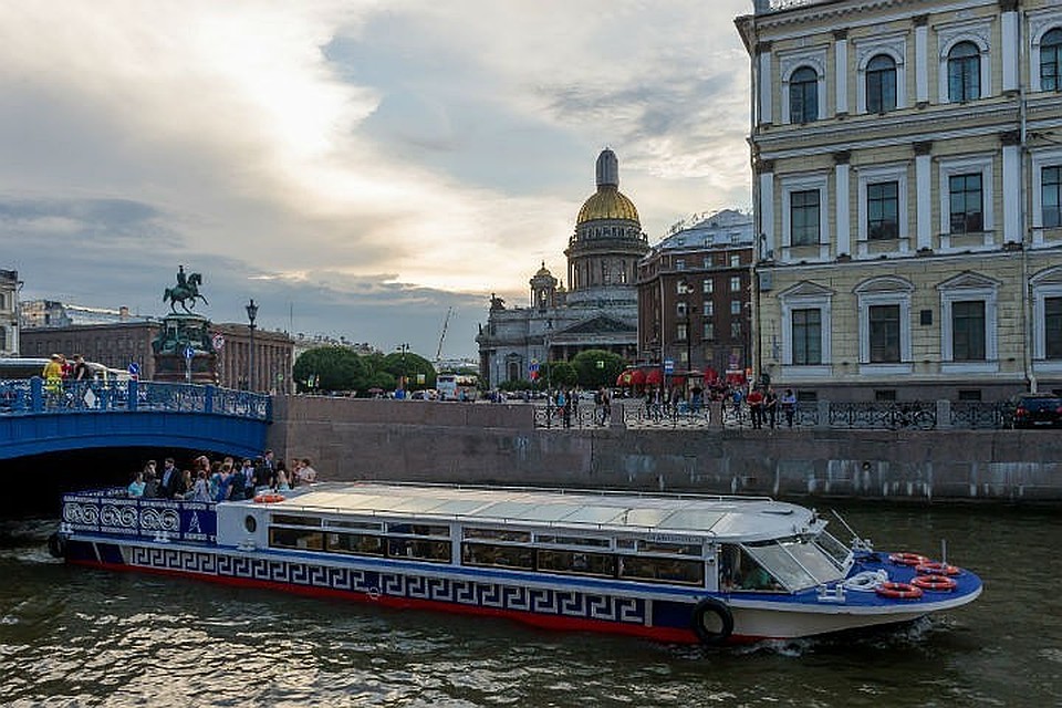 В Петербургские каналы нет-нет, да упадет машина.