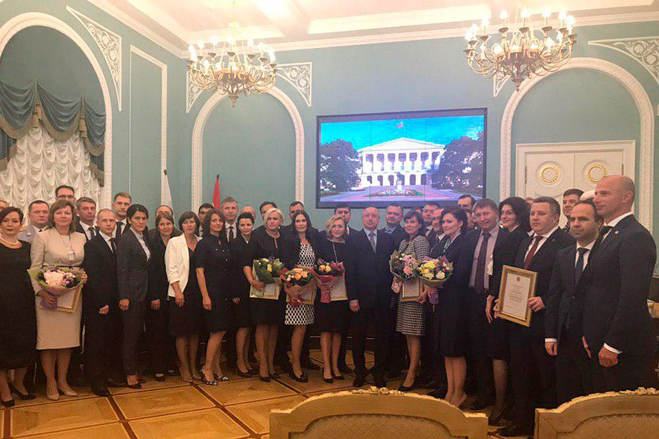 Первых выпускников чествовали в Лепном зале Смольного.