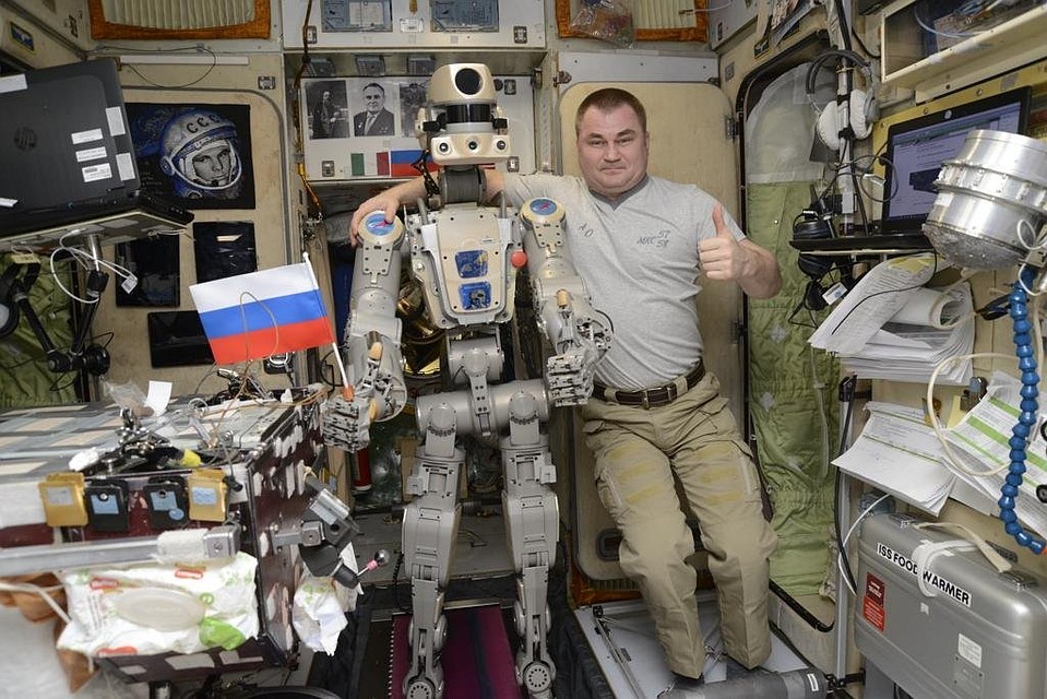 Российский космонавт Алексей Овчинин с роботом. Фото: twitter.com/FEDOR37516789