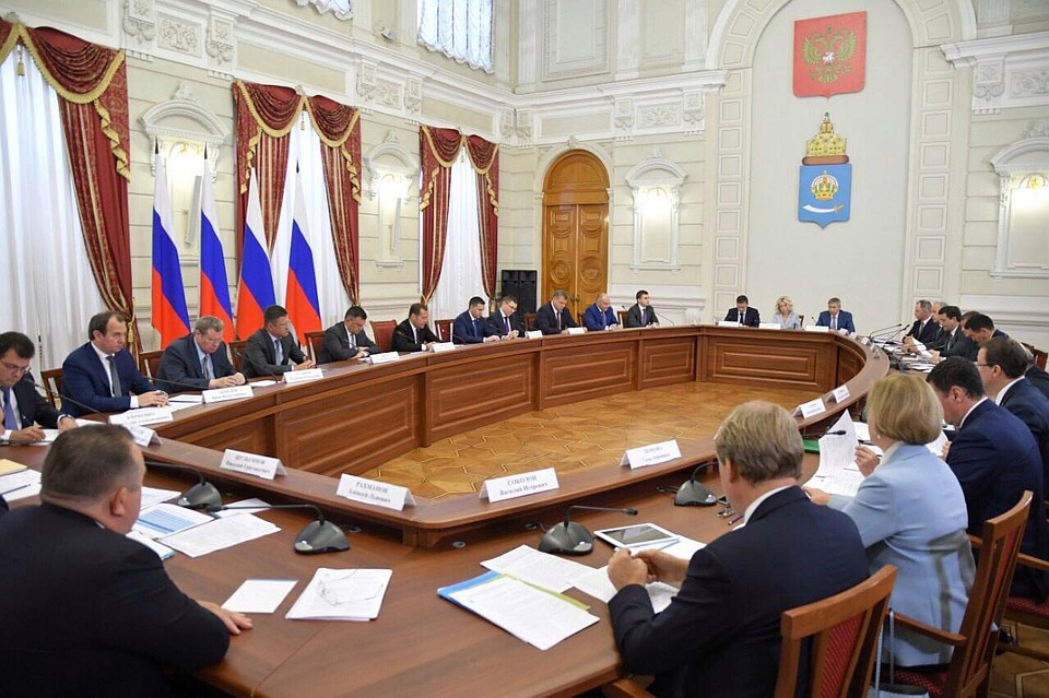По словам председателя правительства, к 2024 году отведения в Волгу и ее притоки загрязненных сточных вод должны сократиться в три раза. Фото: правительство Самарской области.