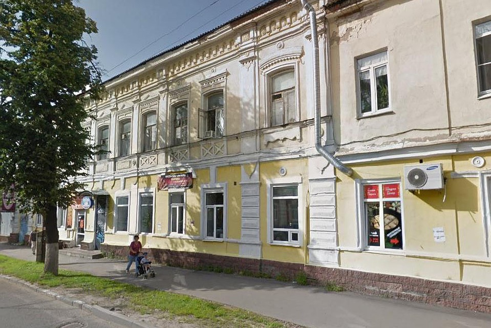 Весь первый этаж жилого дома занимают коммерческие структуры. Фото: https://www.google.com/maps/
