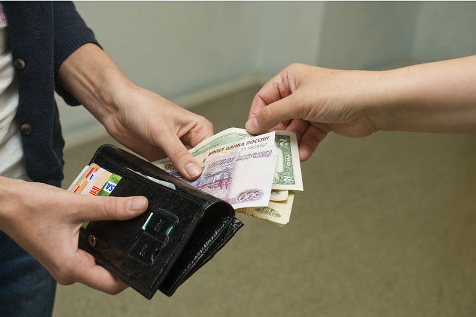 У пенсионера взяли деньги за сервисную программу для телефона, а оформить забыли