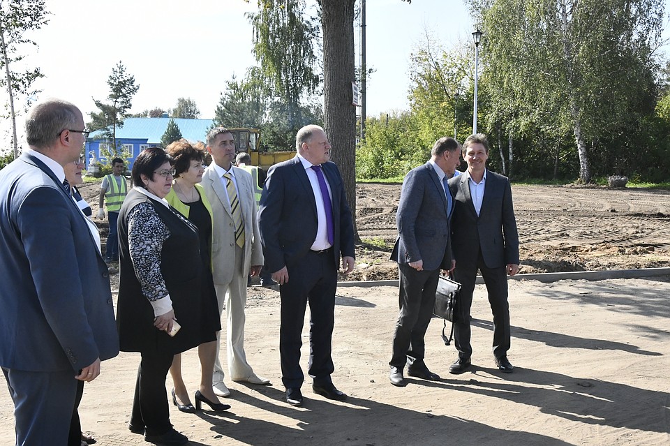 Целью очередного «парламентского дня», который провели депутаты регионального парламента совместно с городскими коллегами, стал осмотр объектов и контроль за тем, как расходуются выделенные из областного бюджета деньги. Фото: ЗСТО