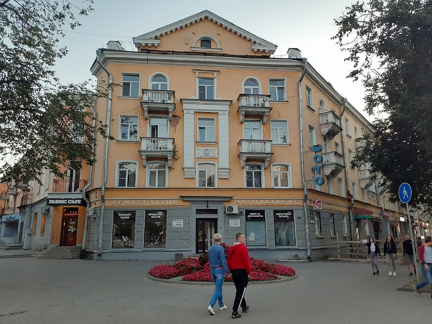 Балконы на главном фасаде одинаковые и имеют характерные особенности.