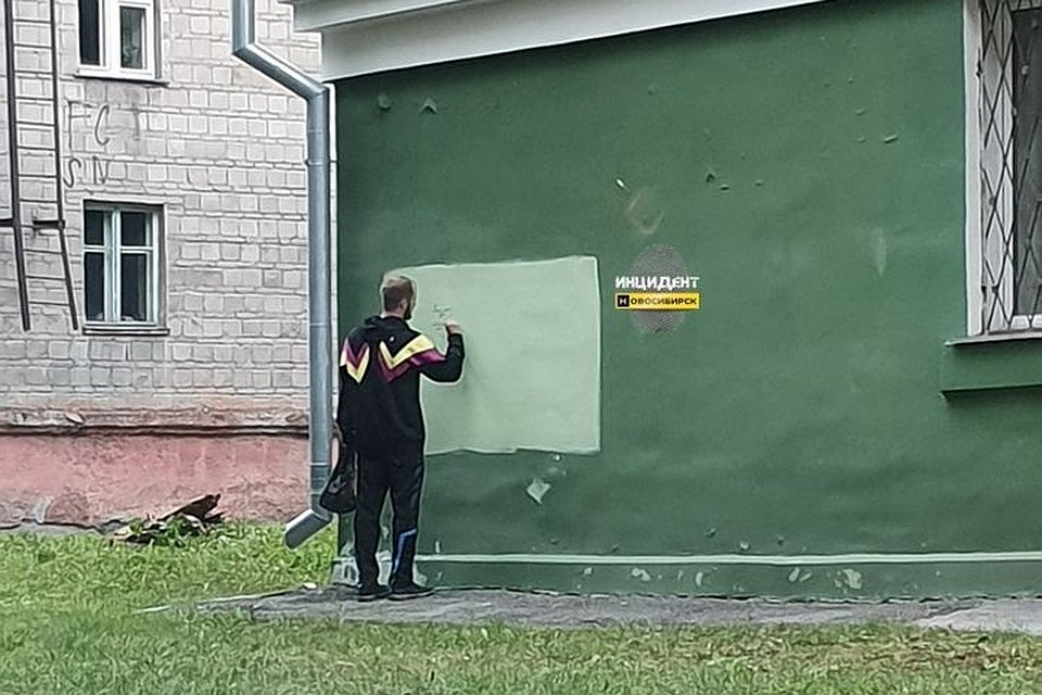 Новосибирцев возмутил парень, который писал на домах рекламу наркотиков. Фото: "Инцидент Новосибирск"