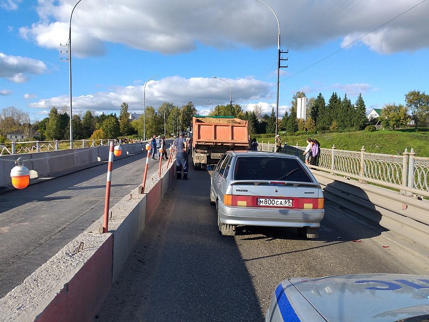На мосту в Старицком районе произошло массовое ДТП Фото: пресс-служба УГИБДД России по Тверской области