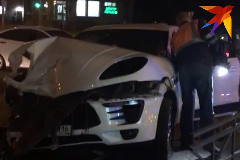 «Порше» развернуло так, что он врезался в придорожный забор.