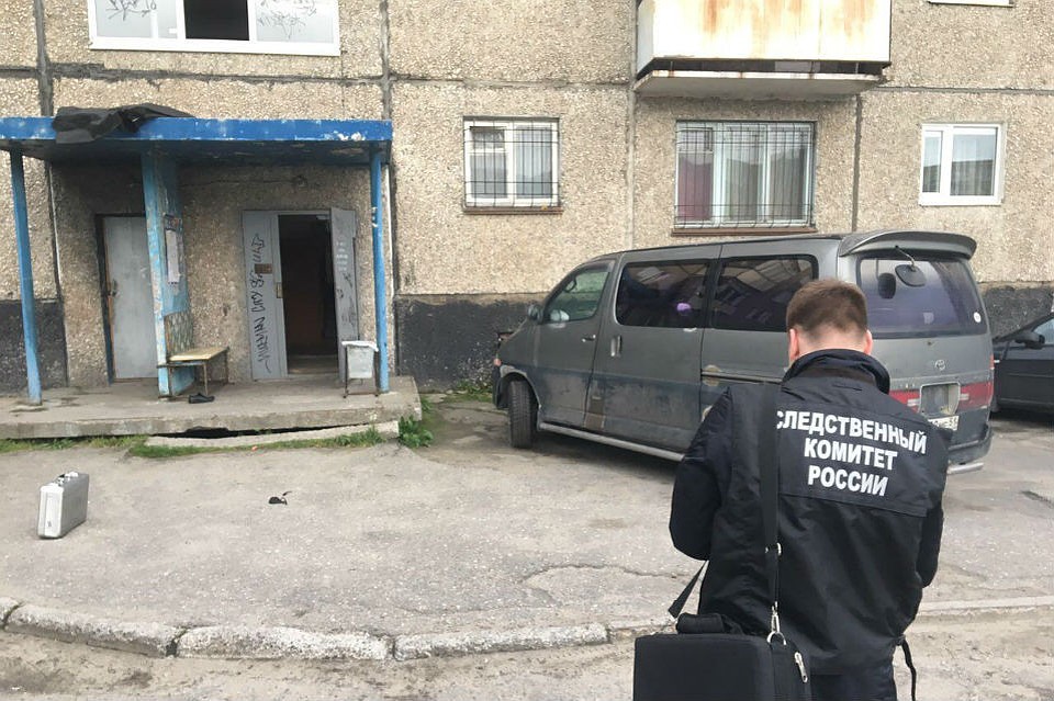 Тело мужчины нашли на козырьке дома. Фото: СКР по Мурманской области