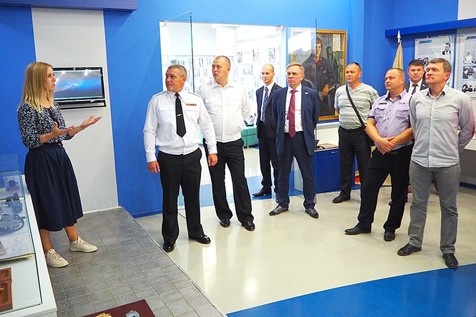 Делегация моряков побывала в музее истории АПЗ