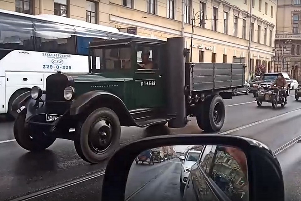 Колонна военной техники времен ВОВ проехала по центру Петербурга