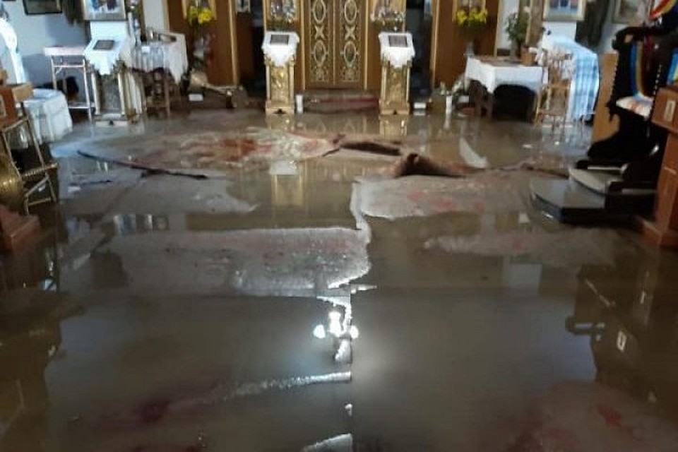Вода поднялась из подвала.