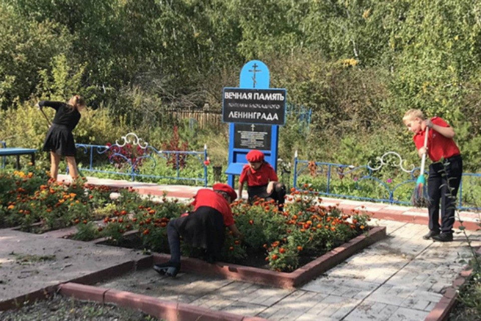 В Красноярском крае прошел субботник у мемориала «Погибшим в блокадном Ленинграде» ФОТО: Центральный военный округ