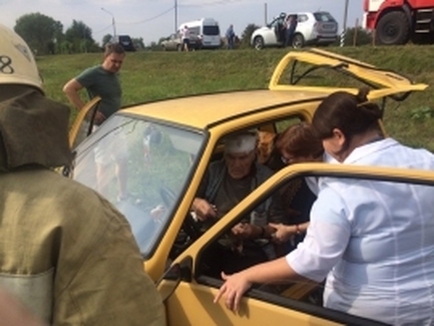 Медики, приехавшие на место аварии, диагностировали у пенсионера травму головы, ушиб мозга и субарахноидальное кровоизлияние.