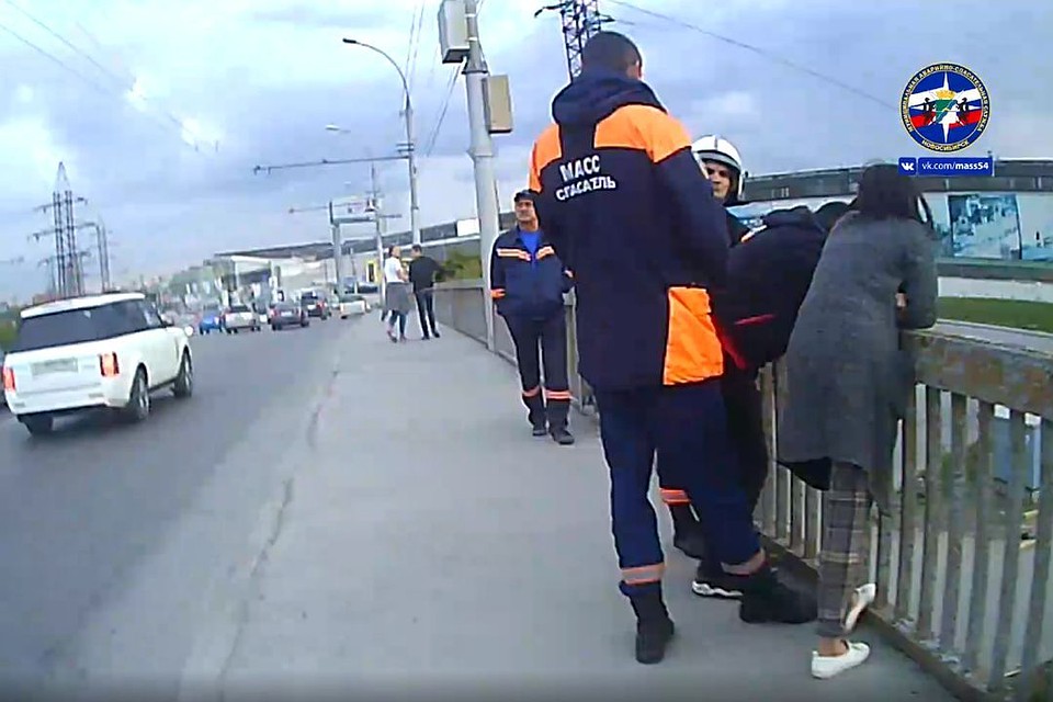 Мужчина хотел спрыгнуть с моста, но его вовремя отговорили. Стоп-кадр с видео МАСС.