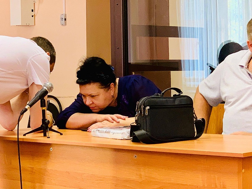 Перед началом процесса Татьяна Атаева о чем-то переговаривалась с адвокатами.