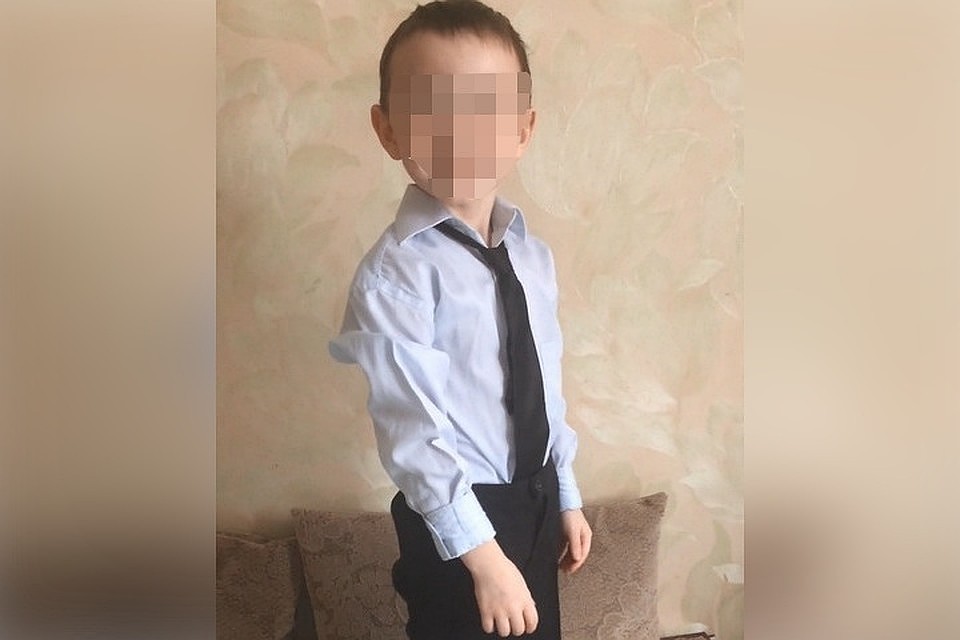 Хоронить мальчика пришли соседи и друзья семьи. Все - кроме родного отца