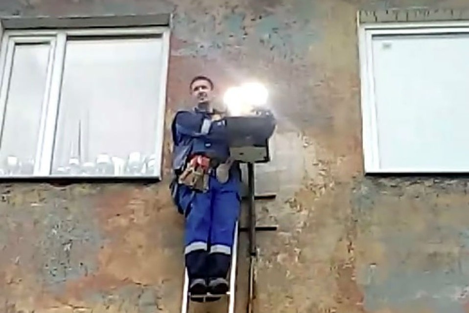 Алексей Косаревский сам повесил светильники на свой дом. Фото: скриншот видео