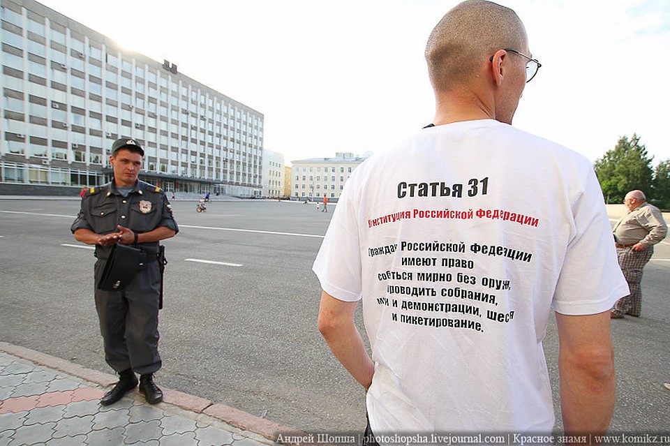 В 2012 году активисты устроили акцию на Стефановской площади Сыктывкара, приковав себя к фонарным столбам. Акция была приурочена к годовщине постановления мэра Ивана Поздеева о запрете проведения на Стефановской площади общественных акций. Фото Андрея Шопши.