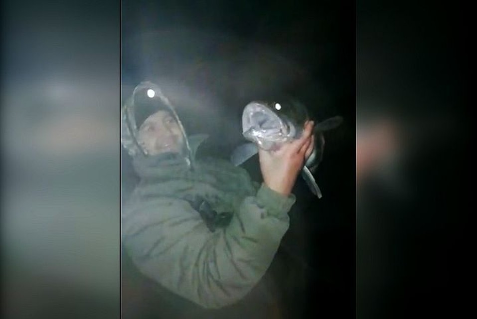 Сибиряк поймал рыбу весом в пять с половиной килограмм. Фото: Кадр из видео
