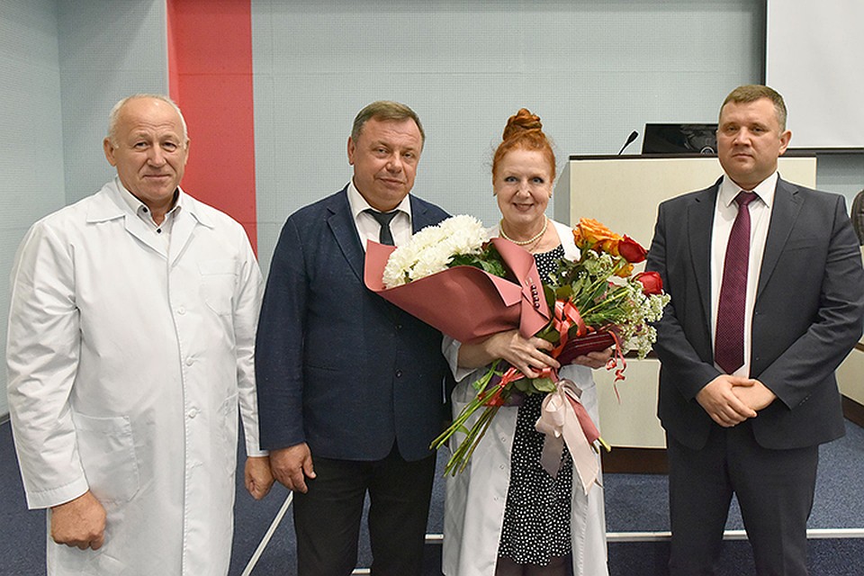 Слева направо: главный врач городской больницы №1 Константин Воронцов, заместитель губернатора Владимир Оборотов, заслуженный врач России Наталия Летова, директор облздрава Андрей Бардуков.