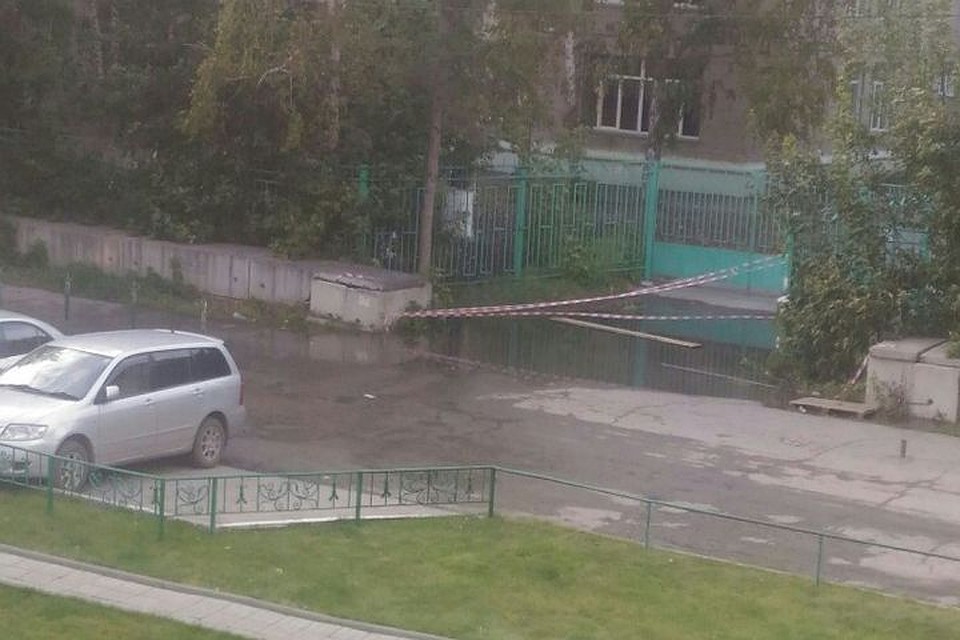 Местным жителям приходится обходить садик, чтобы в него попасть. Фото: «Город Обь онлайн»