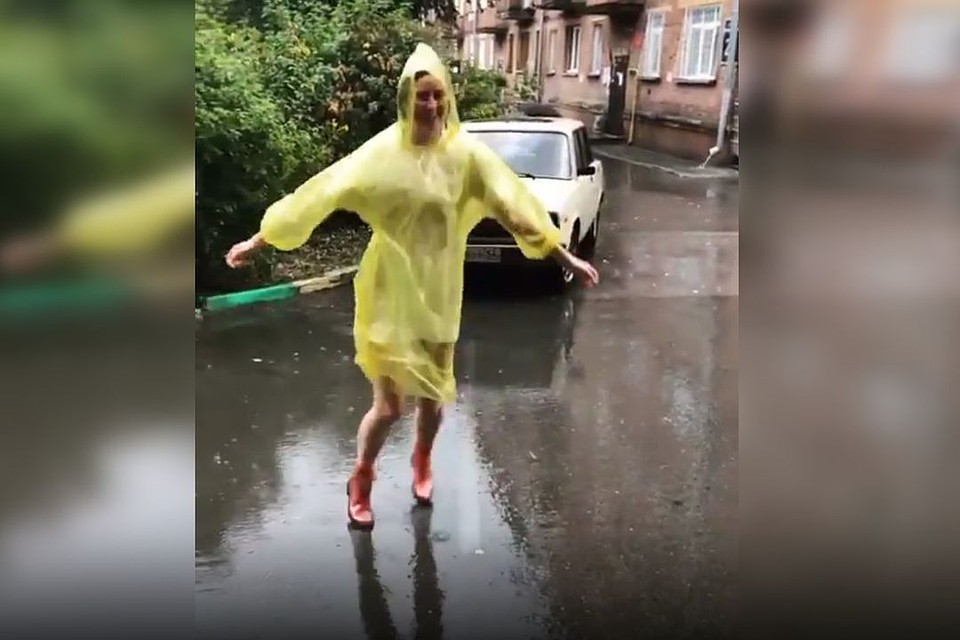 Девушка устроила забавные танцы под дождем. Стоп-кадр с видео: instagram.com/ooks_oks.