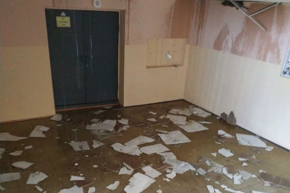 В петербургском колледже обрушился потолок под напором кипятка