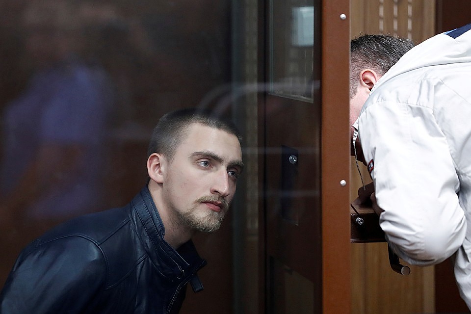 Тверской суд Москвы отправил на 3,5 года в колонию общего режима Павла Устинова за применение насилия к омоновцу во время несанкционированной акции в центре Москвы