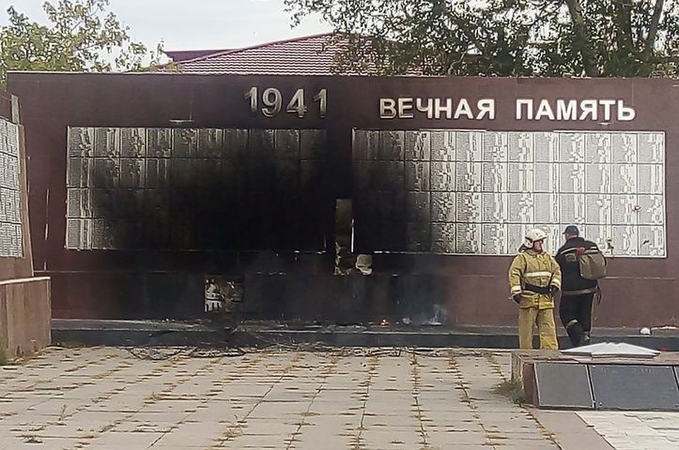 В Барабинске обгорела мемориальная доска с именами погибших в ВОВ сибиряков. Фото: «Откровения Барабинска»