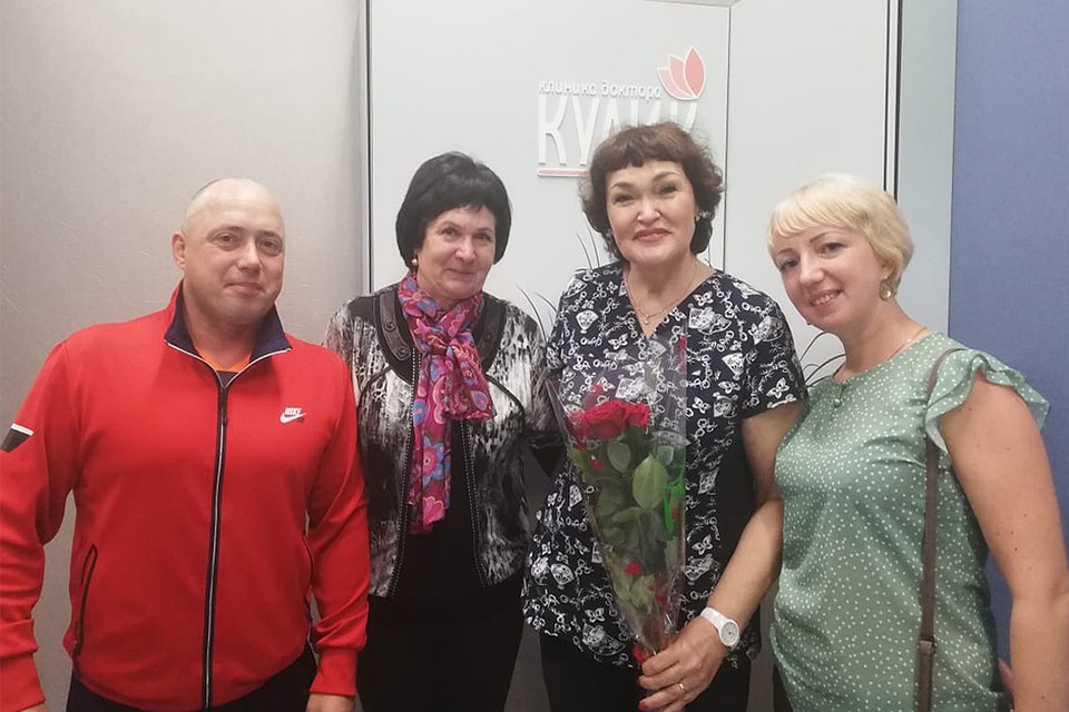 Олег и Любовь Комаровы (слева направо) Татьяна Кулик (с букетом) и Юлия Яковенко