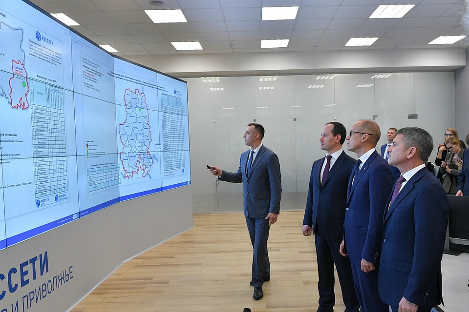 Генеральный директор компании «Россети» Павел Ливинский и Глава Удмуртской Республики Александр Бречалов дали старт работе первого цифрового городского диспетчерского пункта (ГДП) в Ижевске. Фото предоставлено компанией «Россети Центр и Приволжье»