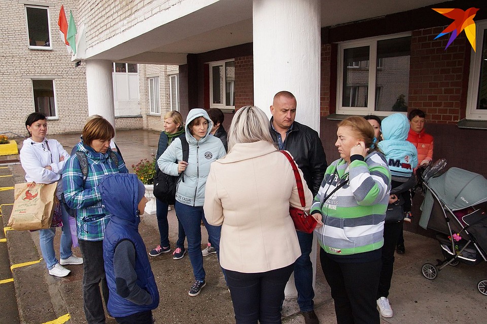 По неофициальной информации, в милицию также вызвали родителей детей, которые были в классе.