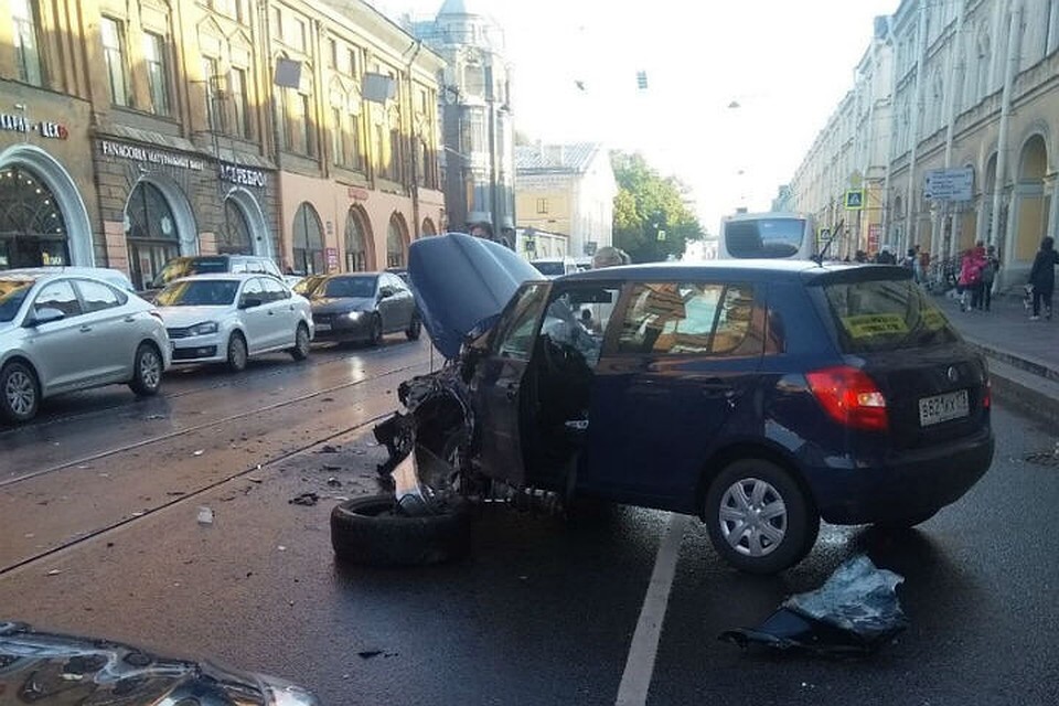 Пьяный водитель на джипе, уходя от ДПС, устроил массовое ДТП в центре Петербурга