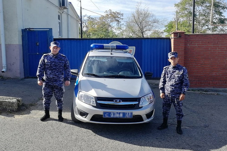 В Темрюке росгвардейцы помогли таксисту, у которого загорелось авто