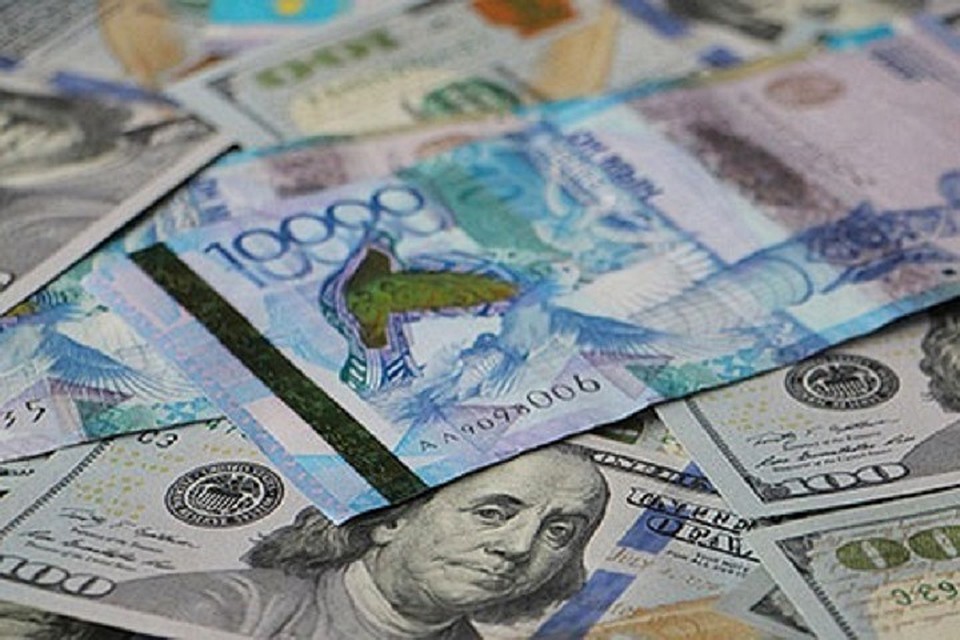 Средневзвешенный курс доллара составил 386,70 тенге.