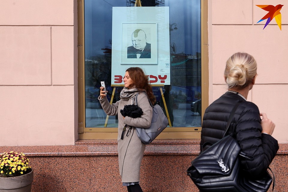 В выставочном зале LIBRA прошла акция "Бэнкси в окне"